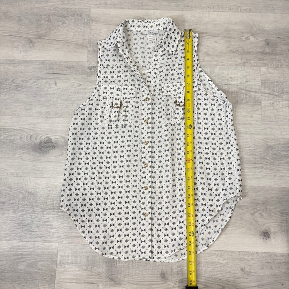 Dex Sleeveless Collared Button Down Casual with Geometric Print and Gold Accents - Picture 11 of 17